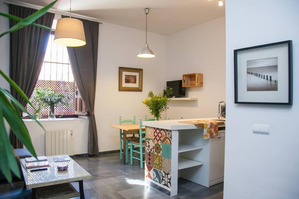 Beautiful Silent Apartment Private Parking セビリア エクステリア 写真